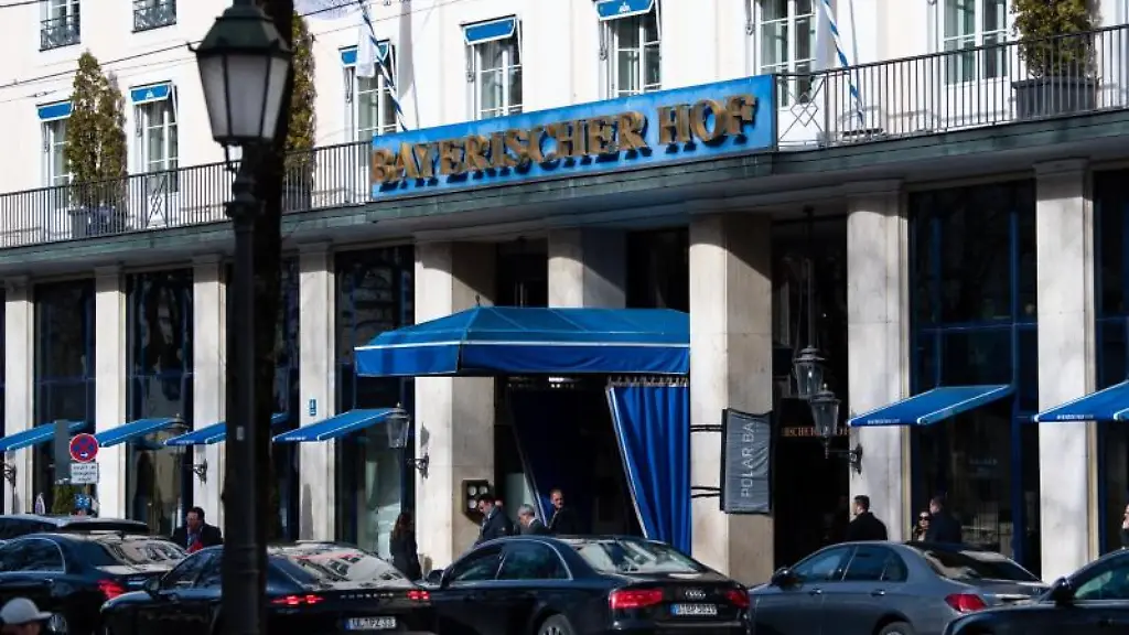 Limousinen-stehen-vor-Beginn-der-Muenchner-Sicherheitskonferenz-vor-dem-Hotel-Bayerischer-Hof