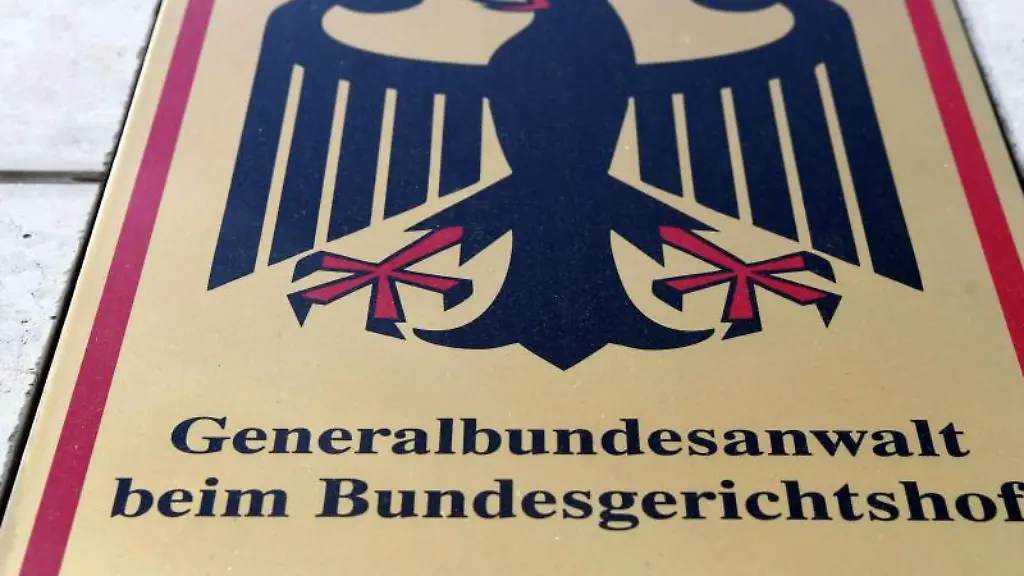 Ein-Hinweisschild-mit-Bundesadler-und-dem-Schriftzug-Generalbundesanwalt-beim-Bundesgerichtshof