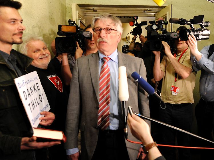 Sarrazin bleibt Mitglied der SPD. Der junge Mann links im Bild macht Werbung für eine kleine Anti-Islam-Partei.