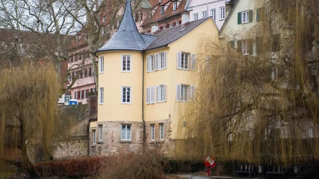 Der-Neckar-fliesst-vor-dem-Hoelderlinturm-Hoelderlin-lebte-von-1807-bis-1843-in-dem-Turm-in-Tuebingen