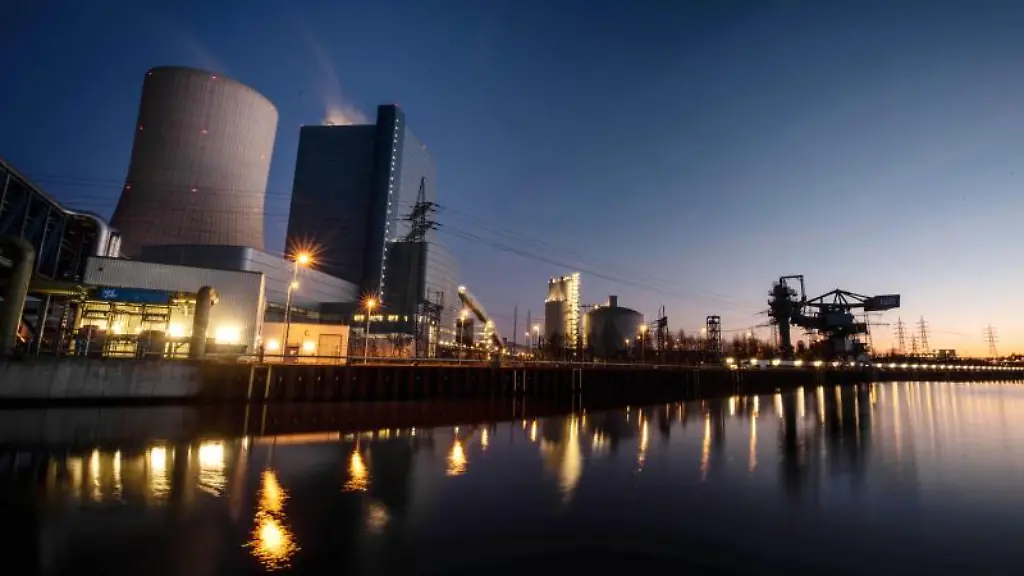 Das-Uniper-Kohle-Kraftwerk-Datten-4-spiegelt-sich-im-Dortmund-Ems-Kanal