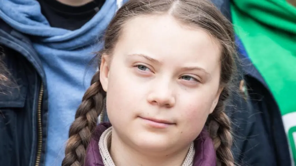 Greta-Thunberg-Klimaaktivistin-schaut-in-die-Ferne