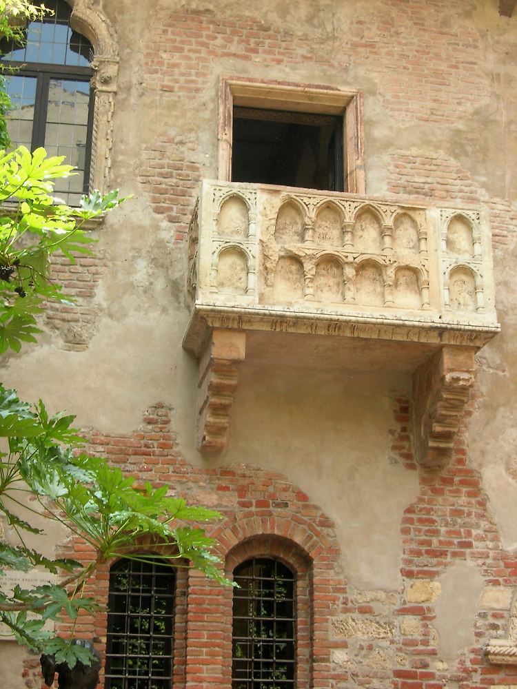 Der berühmte Balkon in dem kleinen Innenhof, wo sich Romeo und Julia ewige Liebe schworen, zieht jedes Jahr viele Besucher Veronas an.