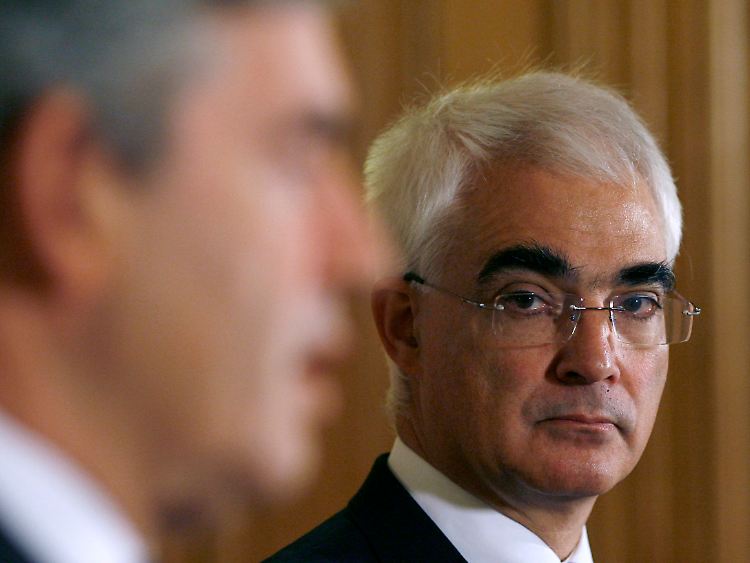 Unter Druck: Die Spendenaffäre belastet nun auch Finanzminister Darling, dessen Rücktritt seinem Premier Gordon Brown nicht gefallen dürfte.