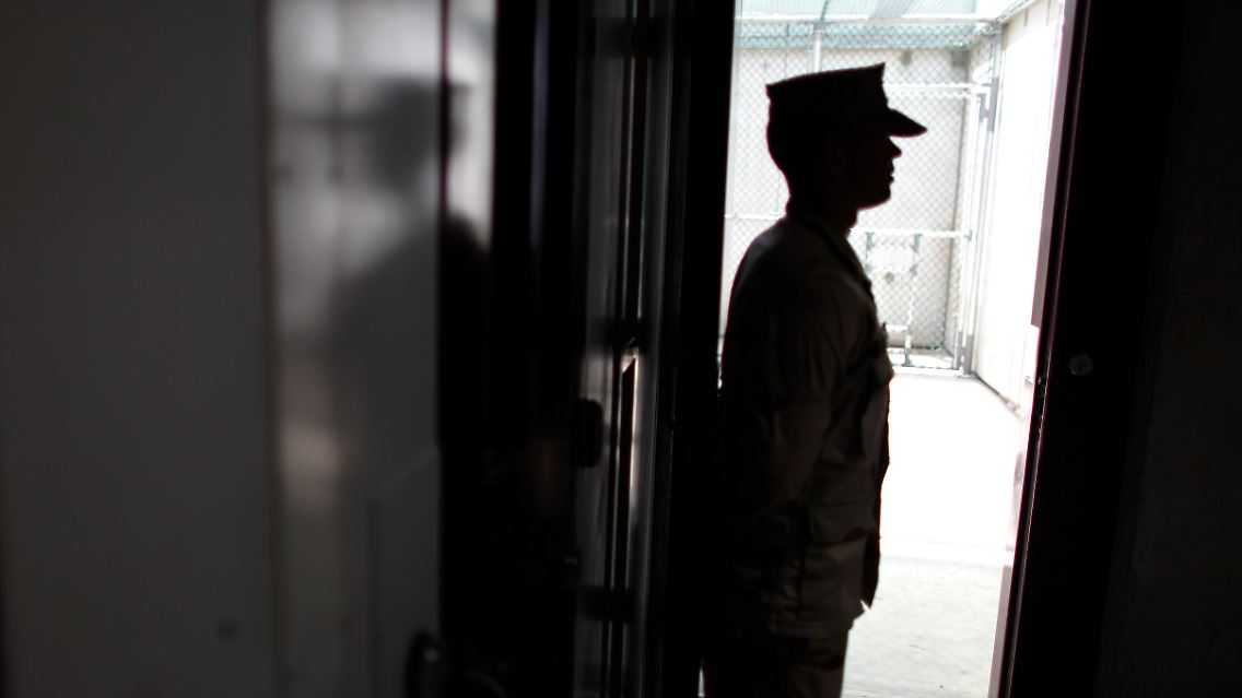 Ein Wachsoldat in Guantanamo.