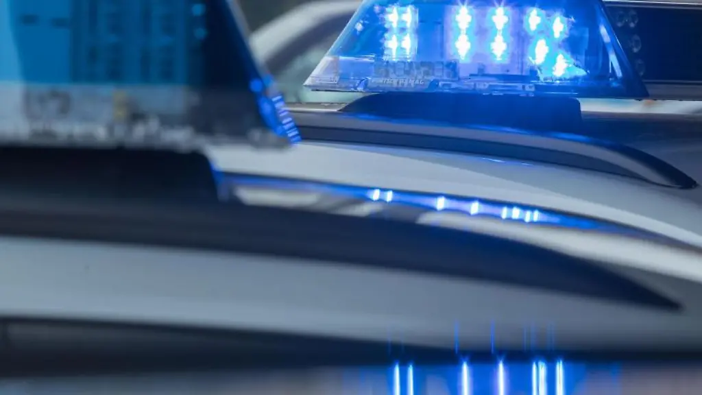 Ein-leuchtendes-Blaulicht-ist-auf-dem-Dach-eines-Funkstreifenwagens-zu-sehen