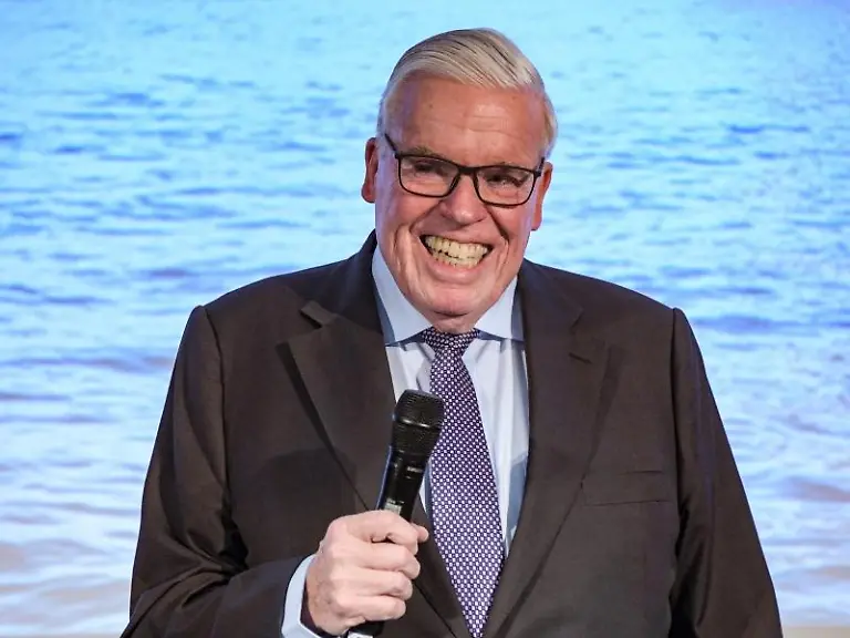 Klaus-Michael-Kuehne-Unternehmer-und-Manager-spricht-auf-einer-Veranstaltung