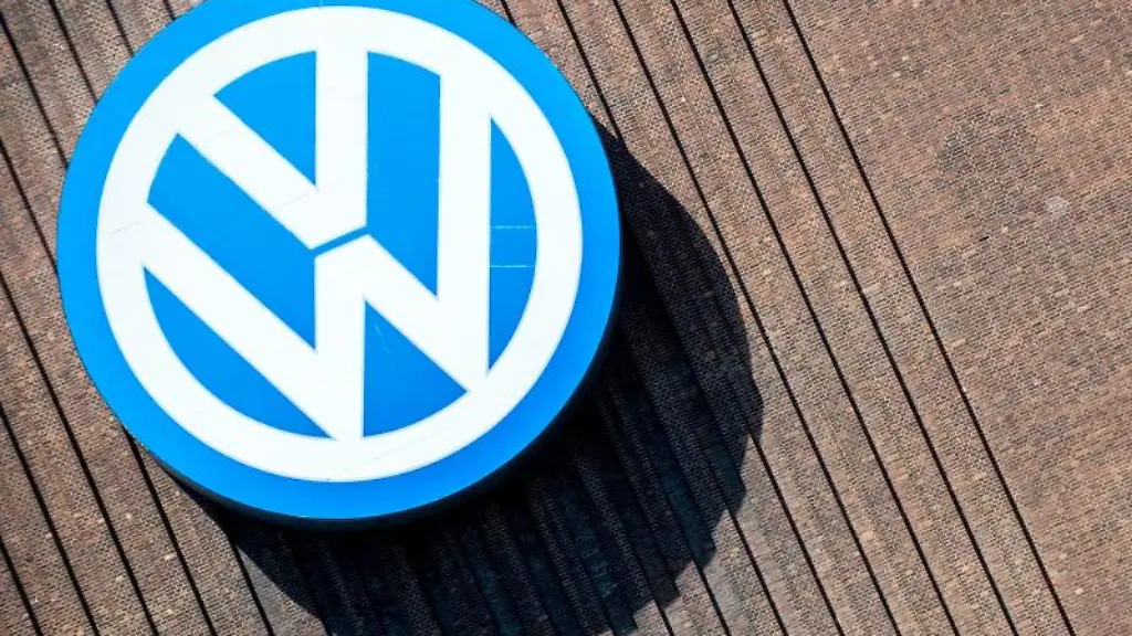 Das-Logo-der-Marke-Volkswagen-haengt-an-einem-Gebaeude-des-Heizkraftwerks-im-VW-Werk