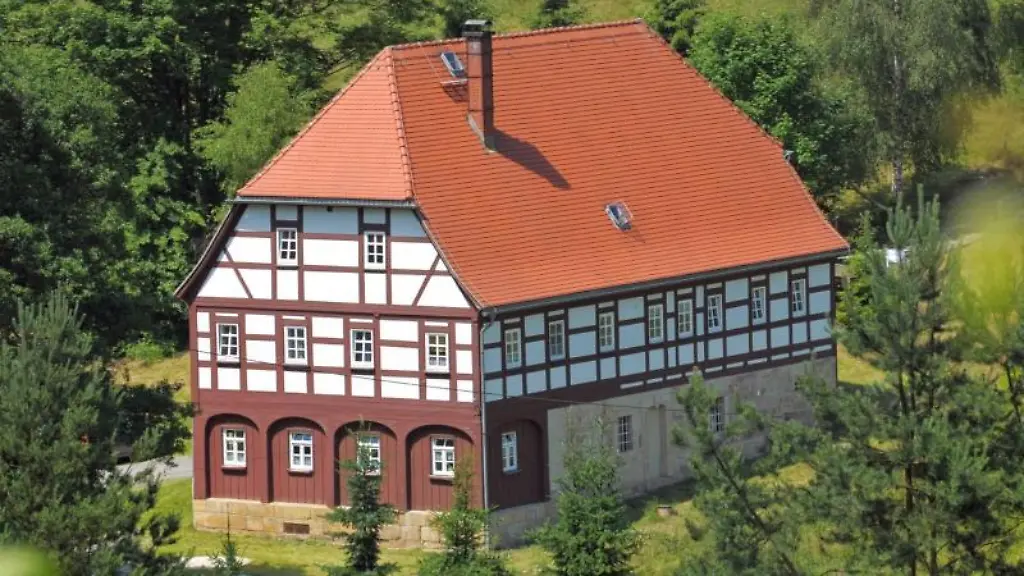 Ein-saniertes-Fachwerk-Umgebindehaus-nahe-Hinterhermsdorf