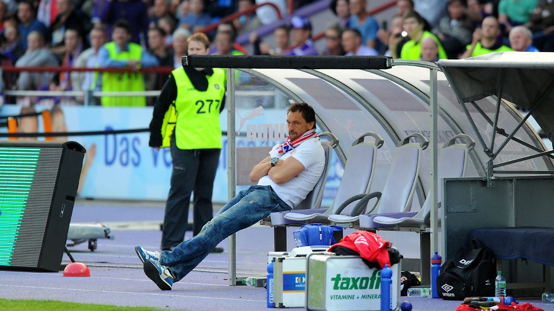 Bedient: Energie-Trainer Claus-Dieter Wollitz.