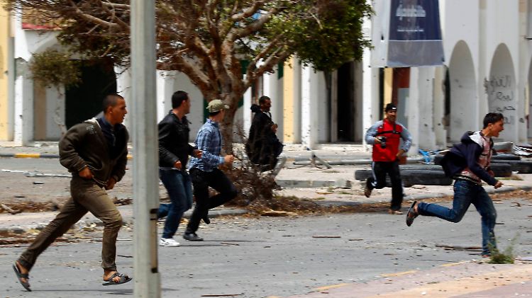 Auf der Tripolis-Straße in Misrata versuchen Aufständische, sich in Deckung zu bringen.