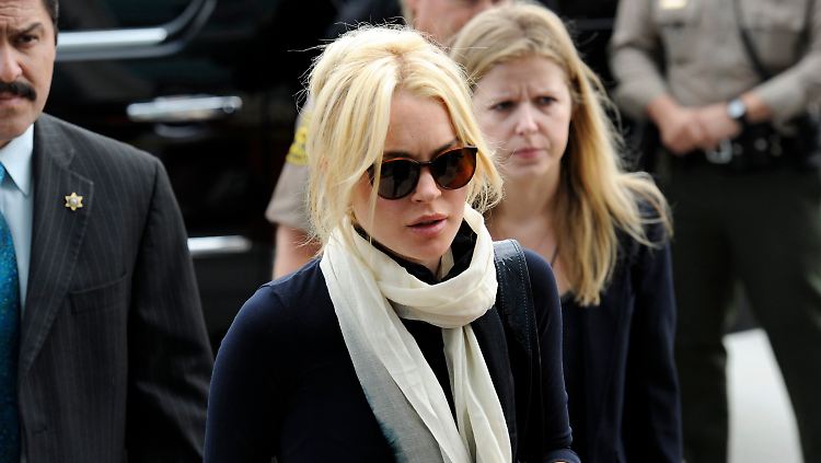 Lohan bei der Ankunft am  Flughafengericht von Los Angeles.