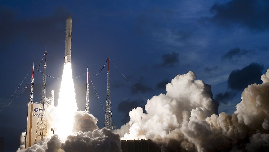Die Ariane-5-Rakete brachte zwei Satelliten ins All.