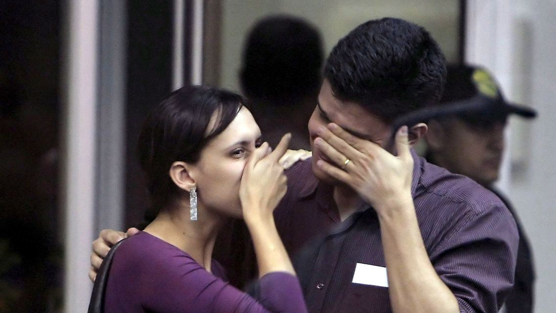 Verwandte eines Passagiers warten am Flughafen in Rio de Janeiro auf neue Informationen.
