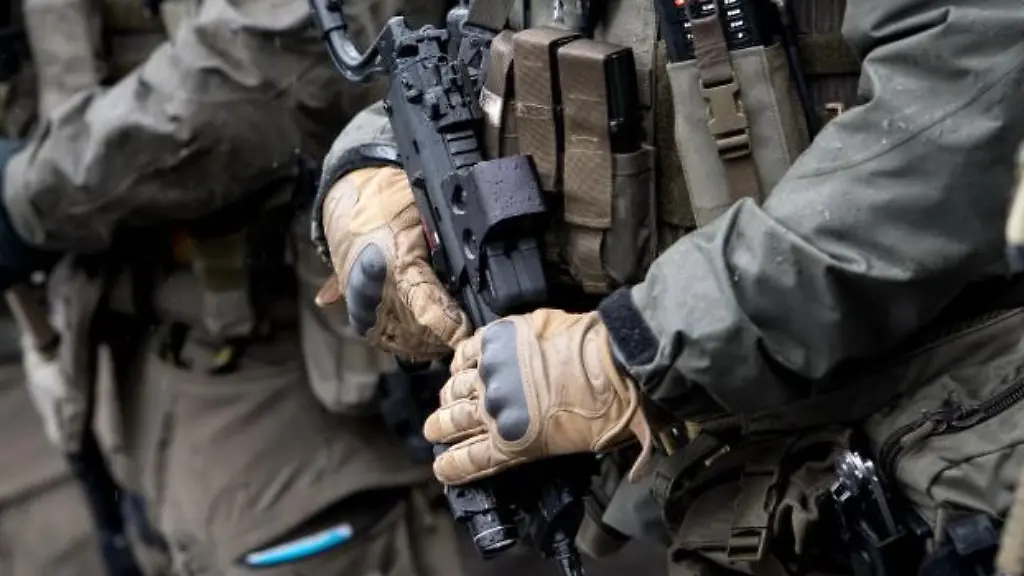 Polizisten-des-SEK-Spezialeinsatzkommando