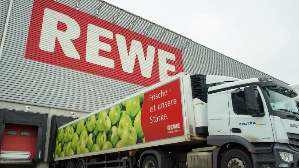 Ein-Sattelzug-steht-an-einem-Logistiklager-des-Lebensmitteleinzelhaendlers-Rewe