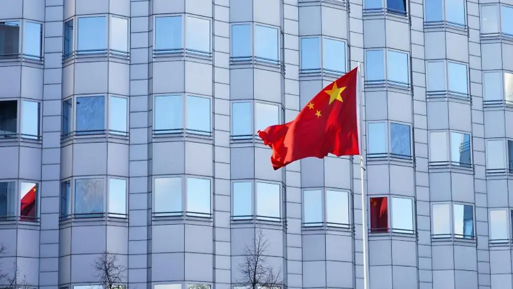 Die-Flagge-von-China-vor-der-Chinesischen-Botschaft