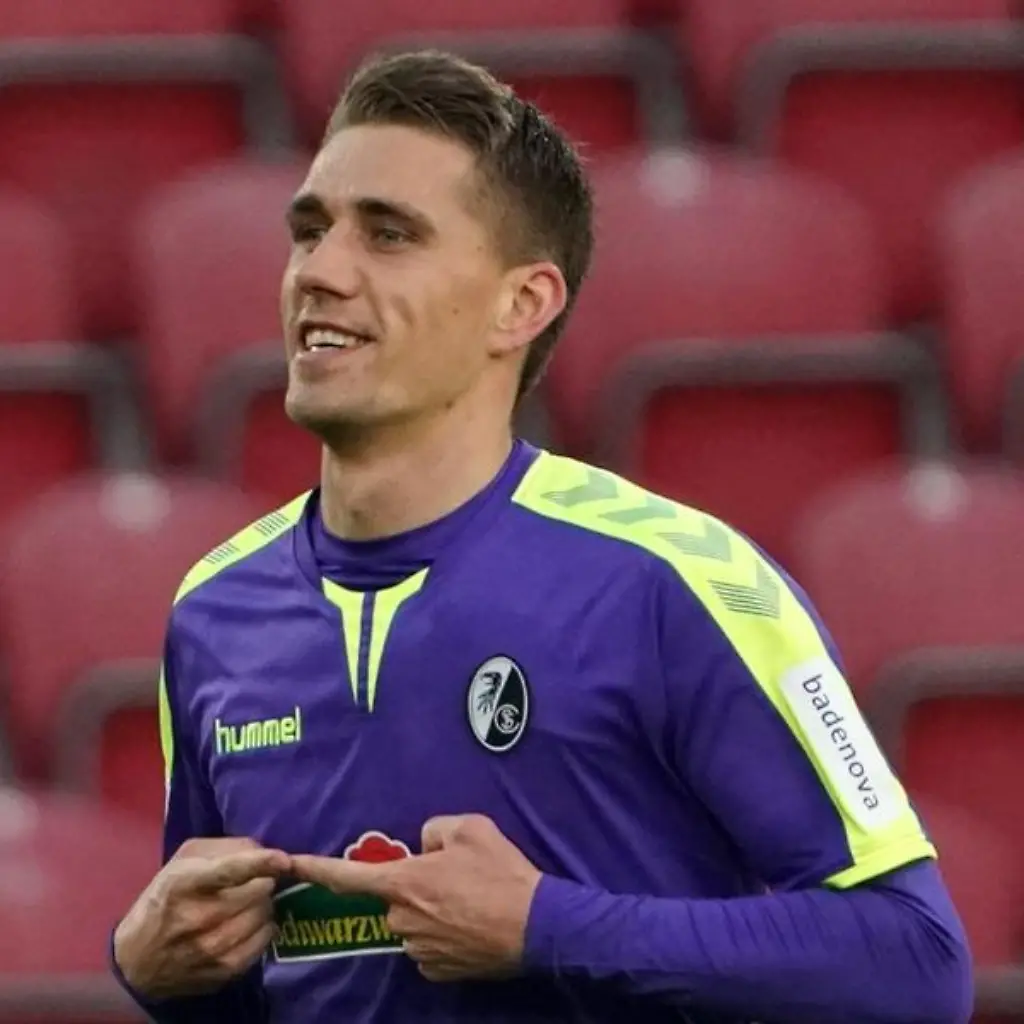 Der-Freiburger-Torschuetze-Nils-Petersen-jubelt-nach-dem-2-0