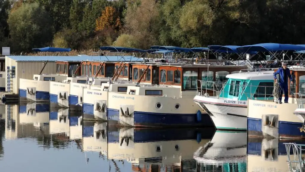 In-der-Marina-am-Hafendorf-Mueritz-liegen-die-Hausboote-im-Wasser