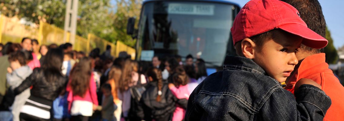300 Roma reisten in sechs Bussen des Roten Kreuzes aus Gyöngyöspata ab.