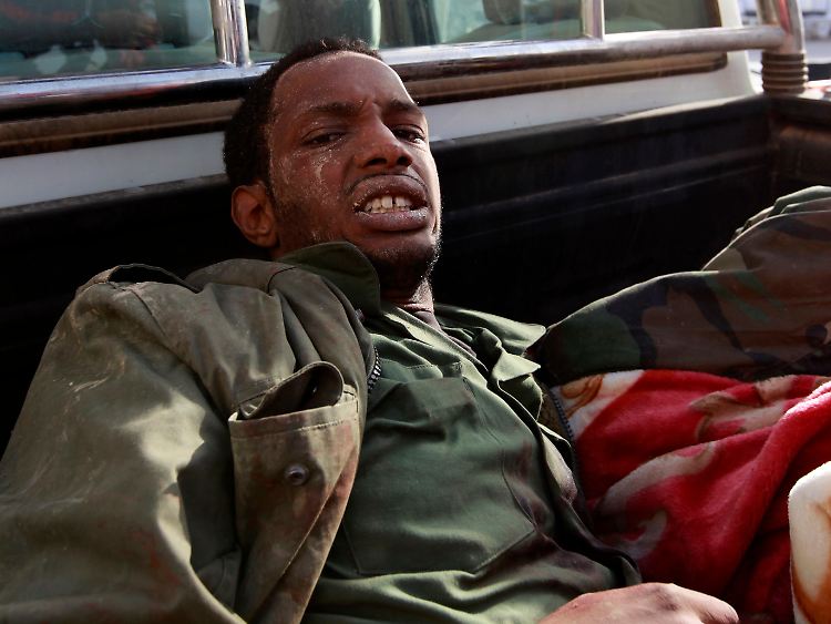 Ein verletzter Gaddafi-Kämpfer wird von Aufständischen in Misrata in ein Krankenhaus gebracht.