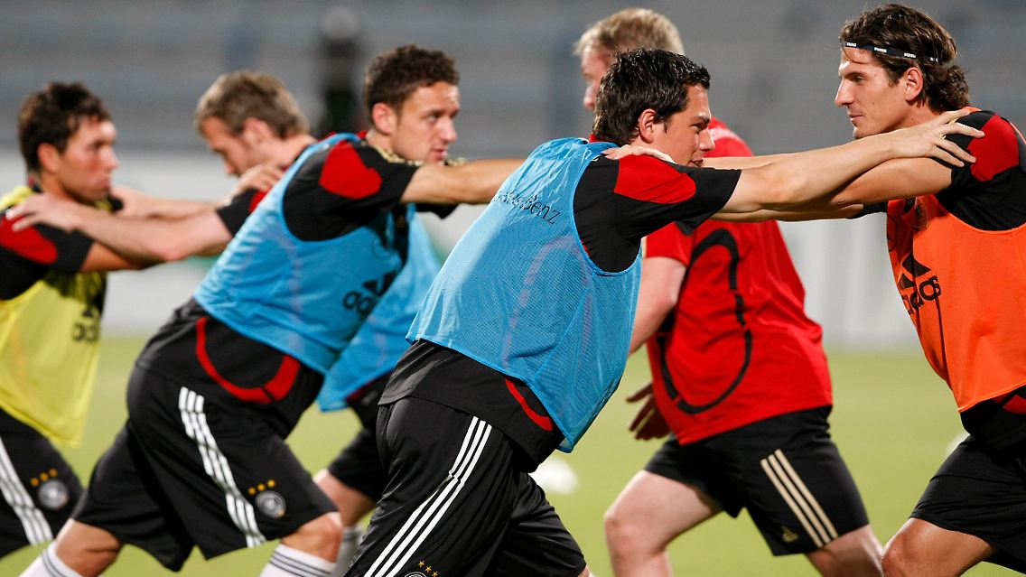 Volle Kraft voraus: Deutschlands beste Fußballer, zumindest die, die gerade Zeit hatten, trainieren in Dubai.