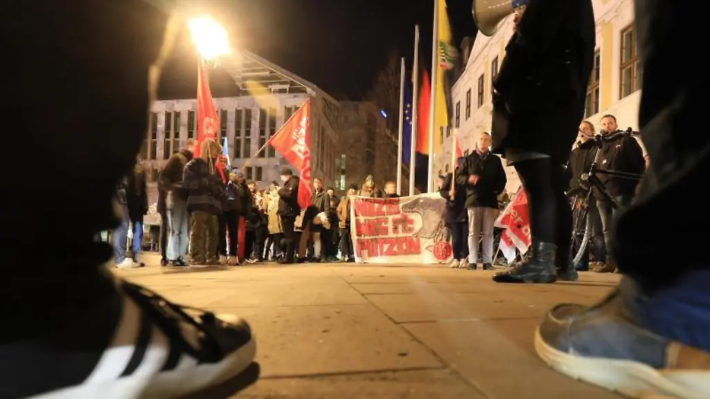 Unter-dem-Motto-Gegen-Das-Vergessen-demonstrieren-Menschen