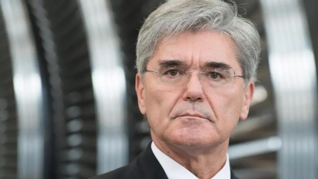 Siemens-Vorstand-Joe-Kaeser-steht-in-einer-Fertigungshalle-des-Siemens-Werks-Goerlitz-vor-einer-Turbine