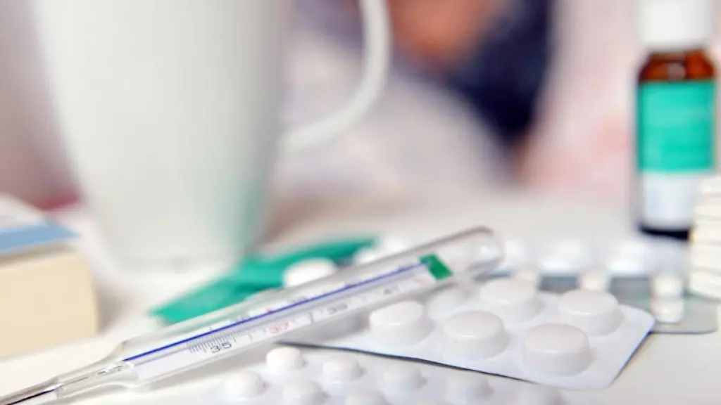 Medikamente-und-ein-Fieberthermometer-liegen-auf-einem-Nachttisch