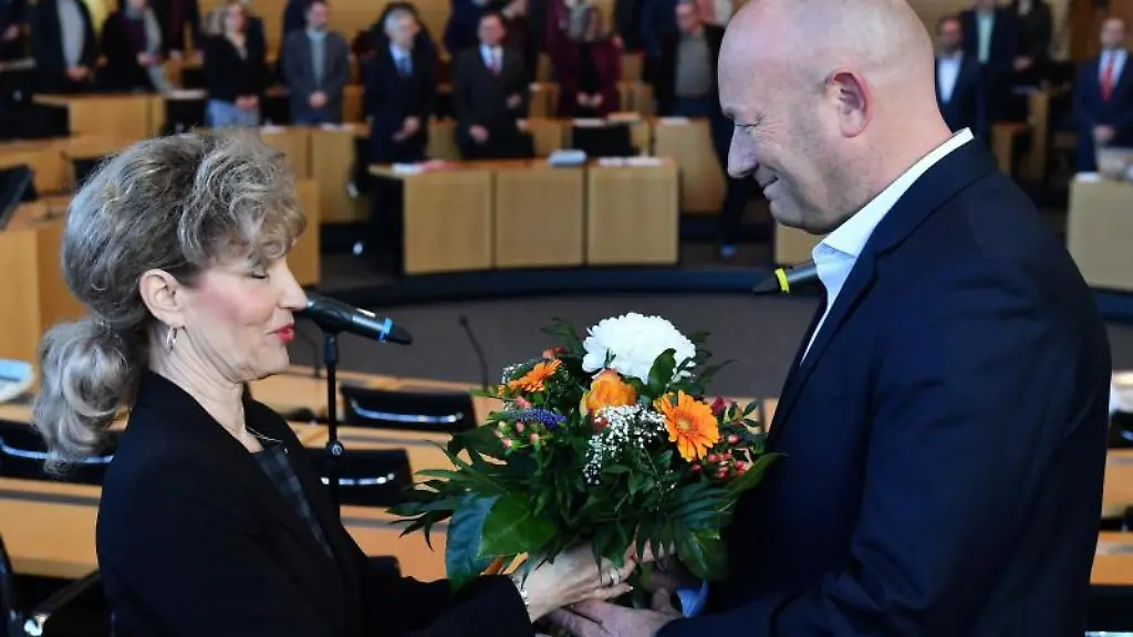 Birgit-Keller-Landtagspraesidentin-gratuliert-Thomas-Kemmerich-dem-neuen-Ministerpraesidenten