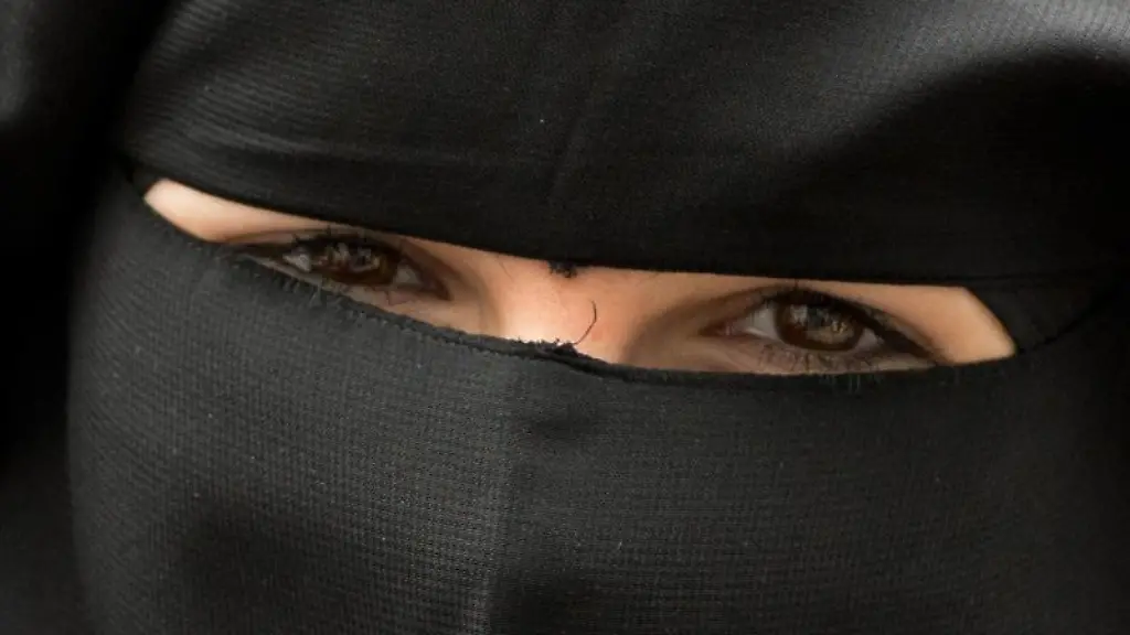 Eine-Frau-traegt-einen-Nikab