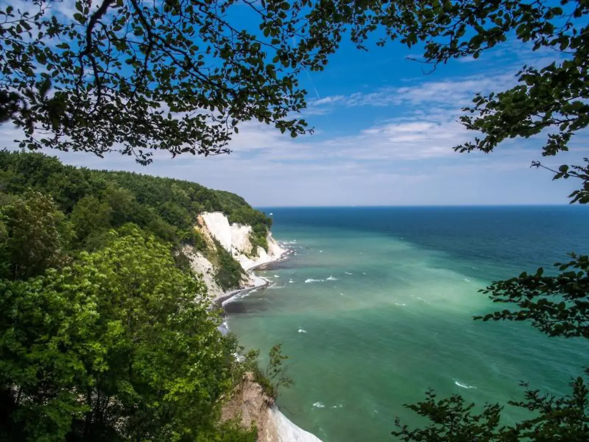 Blick-auf-die-Kreidefelsformation-Koenigsstuhl-auf-der-Insel-Ruegen