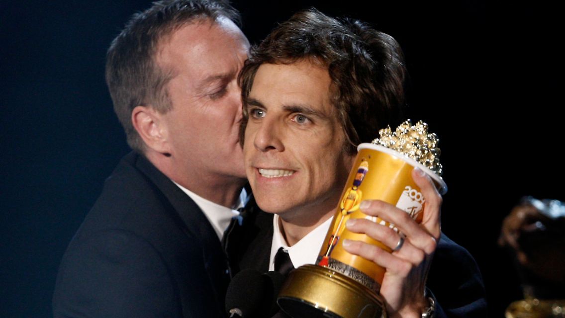 Ben Stiller wirkt begeistert bei der Küsserei von Kiefer Sutherland!
