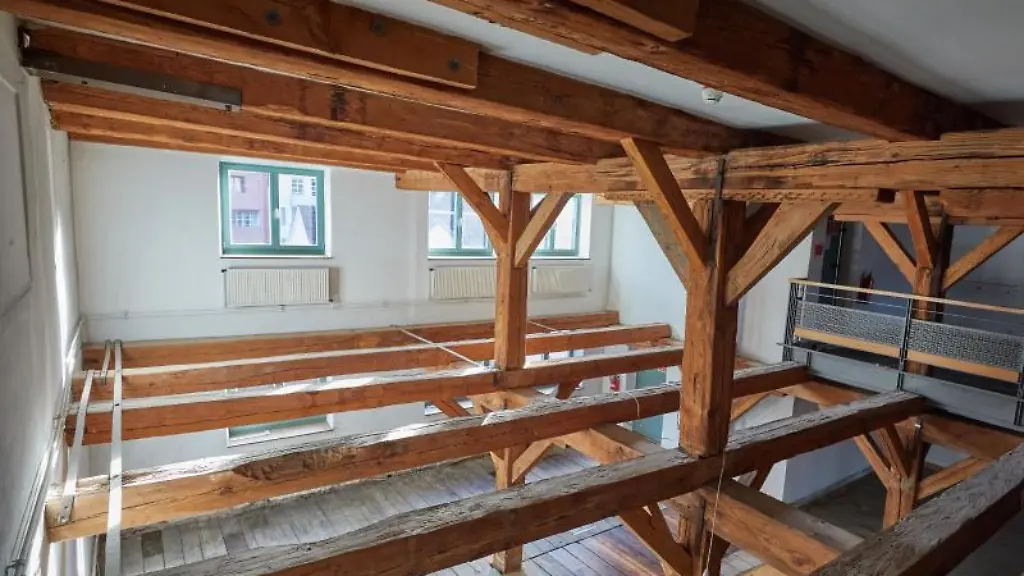 Blick-auf-die-Balkenkonstruktion-im-historischen-Kornspeicher