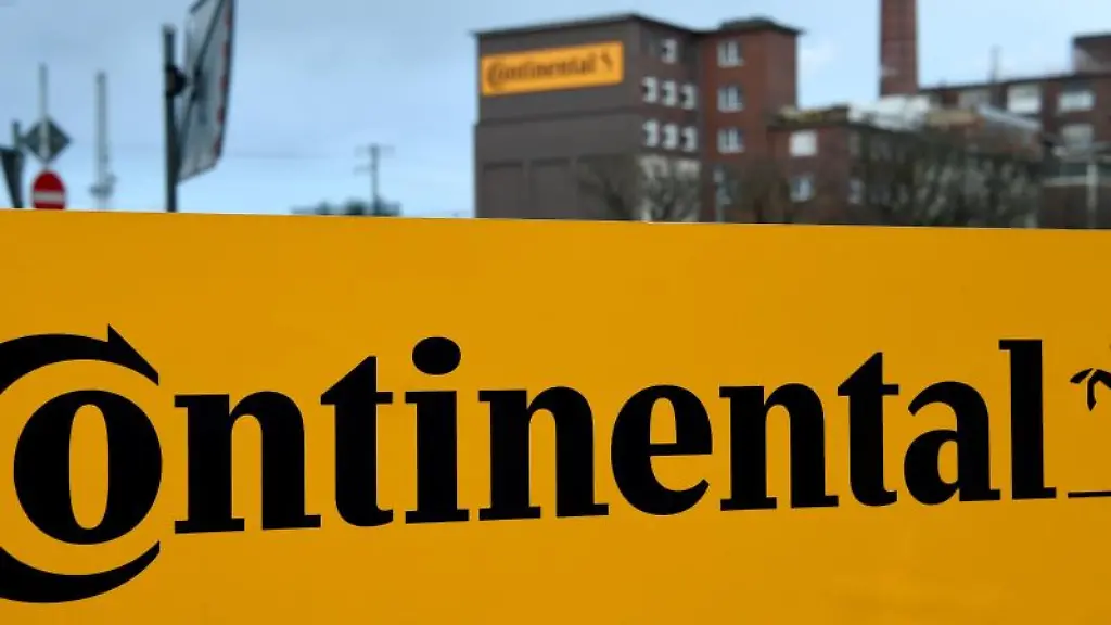 Das-Logo-der-Continental-AG-steht-an-der-Hauptverwaltung-der-Continental-AG