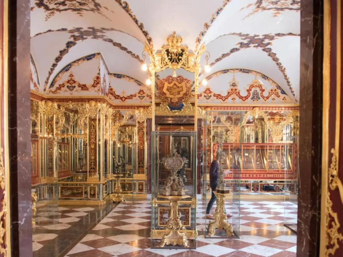 Das-Juwelenzimmer-im-Historischen-Gruenen-Gewoelbe-im-Dresdner-Schloss-der-Staatlichen-Kunstsammlungen-Dresden-SKD