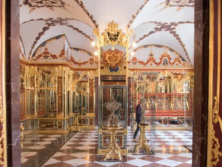 Das-Juwelenzimmer-im-Historischen-Gruenen-Gewoelbe-im-Dresdner-Schloss-der-Staatlichen-Kunstsammlungen-Dresden-SKD