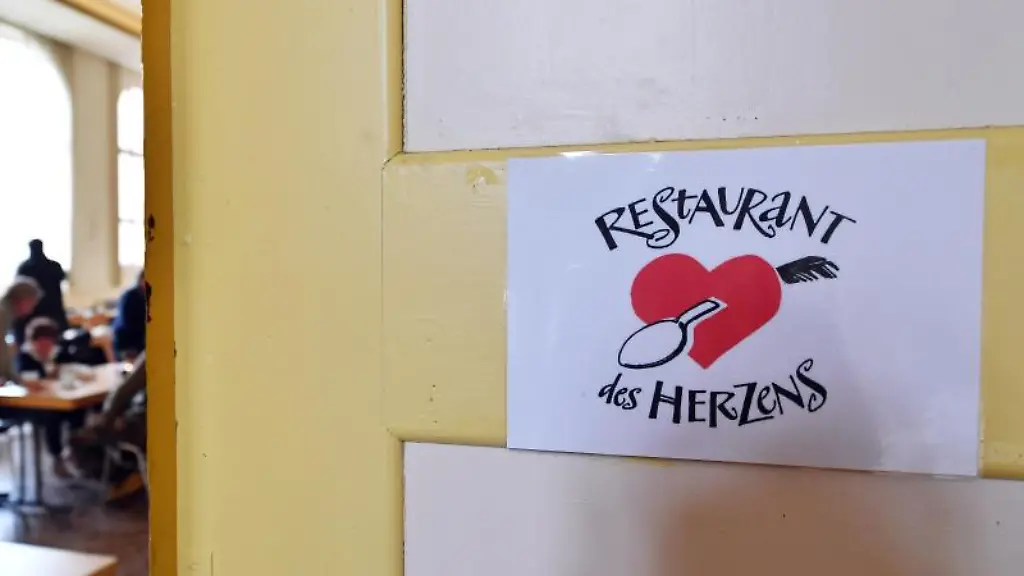 Gaeste-sitzen-im-Restaurant-des-Herzens-an-den-Tischen