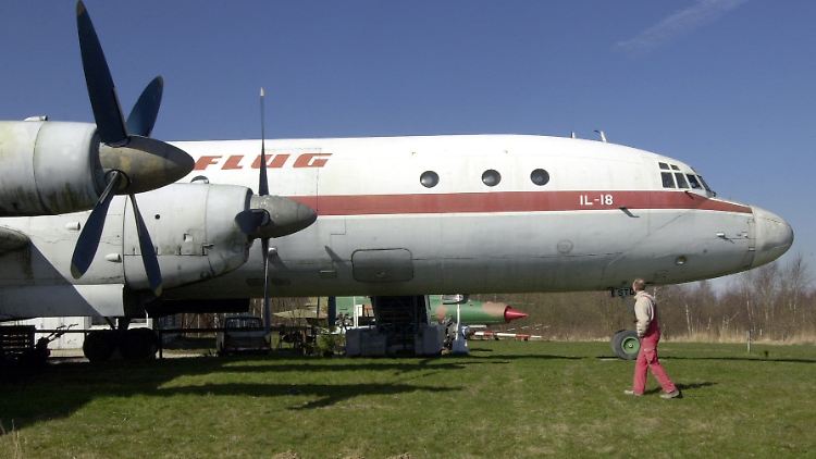 Die abgewrackte IL-18 diente zwischenzeitlich als Kneipe. (Auf einer Wiese in der Nähe von Harbke, September 2004)