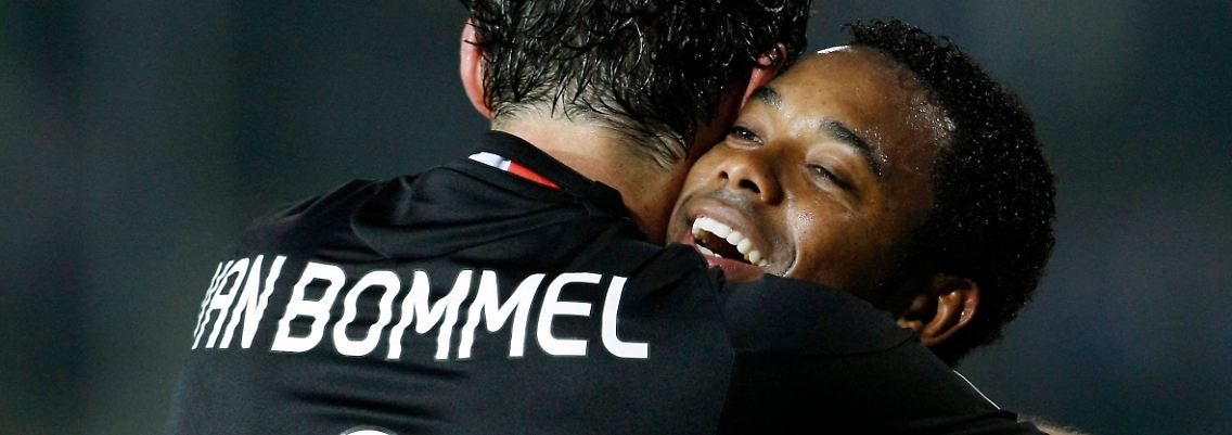 Gut gemacht: Marl van Bommel gratuliert dem Torschützen Robinho.