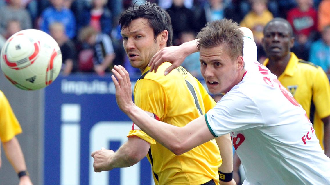 Heimniederlage: Torsten Oehrl, rechts, und der FC Augsburg verlieren gegen Benjamin Auer und seine Alemannia aus Aachen.
