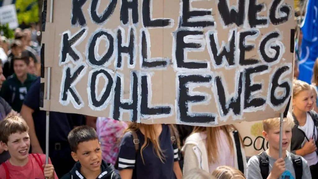Klimademonstranten-stehen-mit-ihrem-Transparent-mit-der-Aufschrift-Kohle-weg-auf-einer-Demo