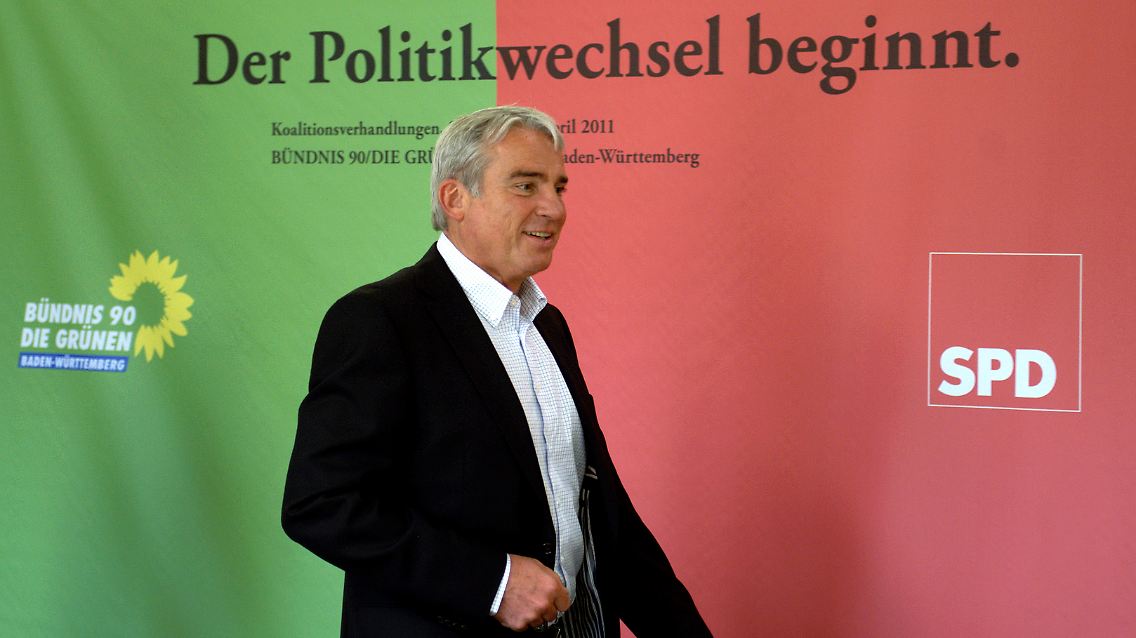 Hat sich Thomas Strobl in der Partei vertan? Nein, nur verlaufen: Auf dem Weg in den Landtag läuft er an einem Plakat für die Koalitionsverhandlungen von Grün-Rot vorbei.