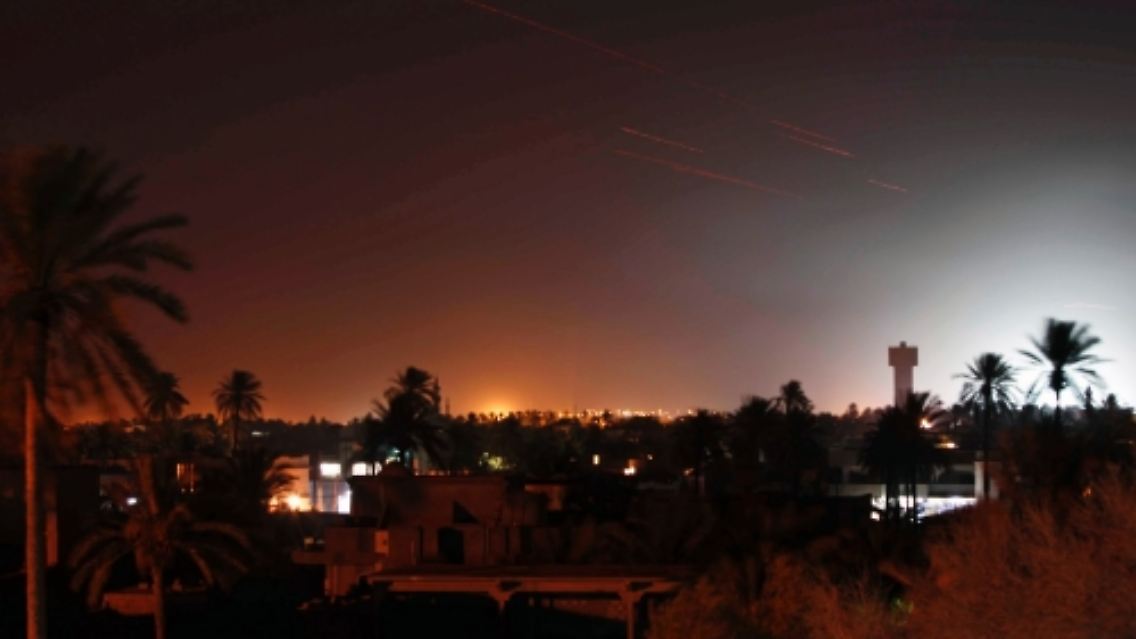 Auch in der Nacht erleuchten Geschosse Misrata.