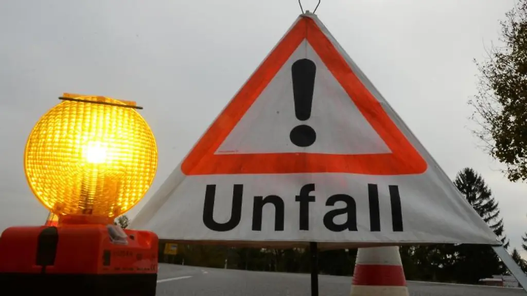 Ein-Warndreieck-mit-der-Aufschrift-Unfall