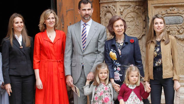 Weiberhaushalt: Kronprinz Felipe und die geballte Macht Spaniens.