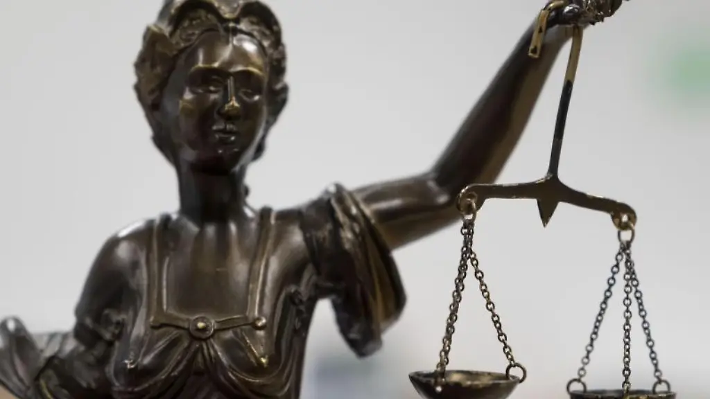 Eine-Statue-der-Justitia