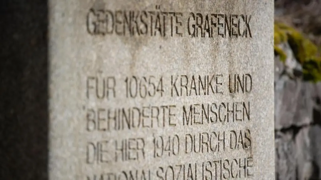 Ein-Gedenkstein-weist-auf-die-Gedenkstaette-Grafeneck-hin