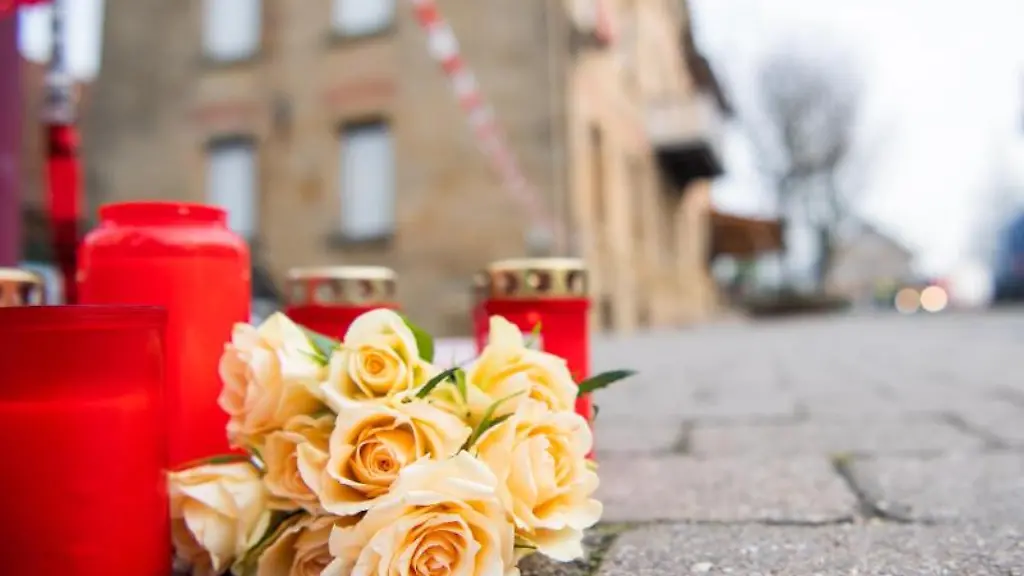 Blumen-und-Kerzen-am-Tatort-in-Rot-am-See