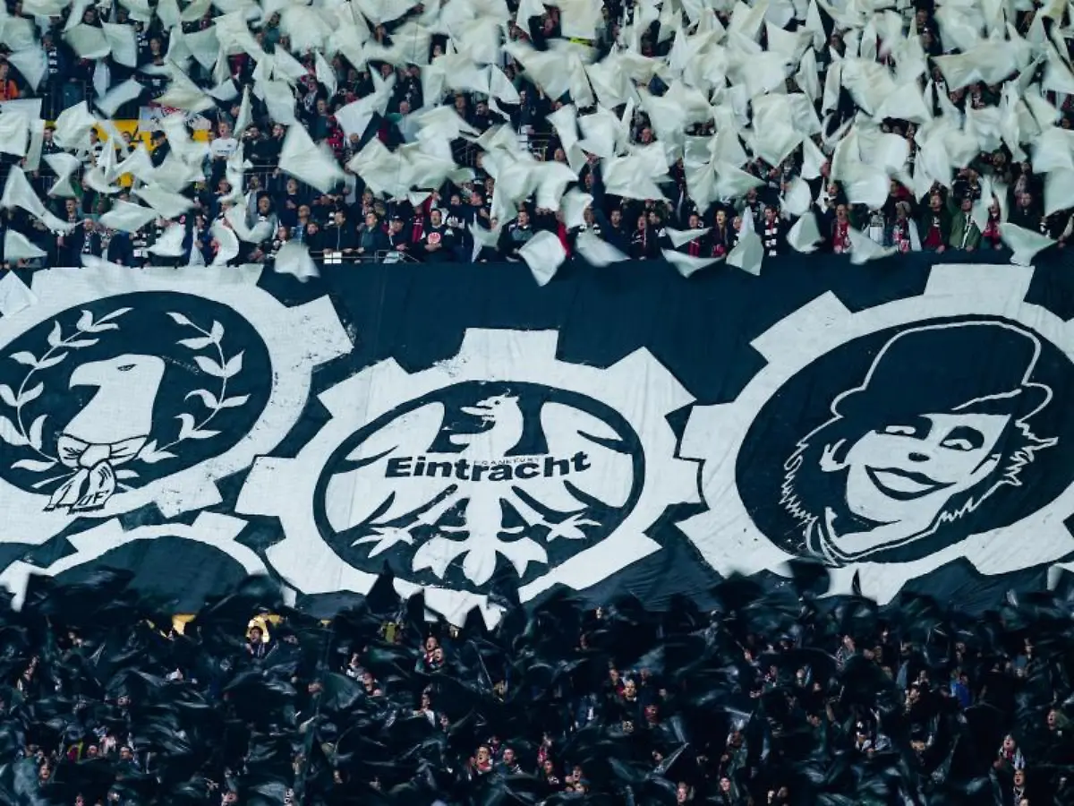 Die-Frankfurter-Fans-praesentieren-eine-Choreographie